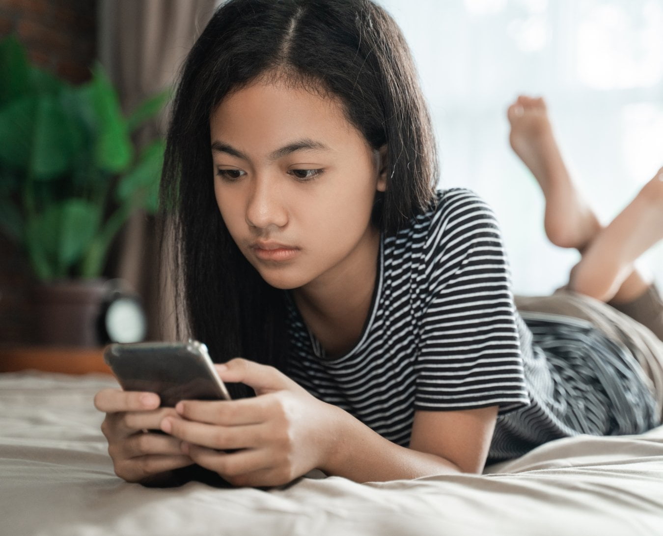 puber meisje met telefoon